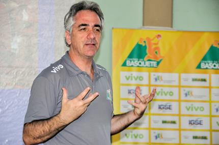Campeões mundiais de basquete aplicam capacitação