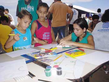 Bebês precisam brincar para aprender