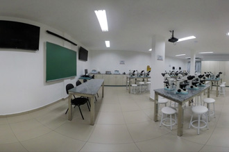 Laboratório de Miscroscopia - Medicina Guarujá - equipado com 69 microscópios biológicos binoculares, além de dois televisores LED 55 polegadas, centrífuga de bancada micro processada, projetor integrado multimídia, estante para tubos de ensaio, bancadas de inox e armários de madeira
