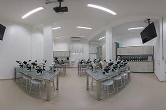 Laboratório de Miscroscopia - Medicina Jaú - equipado com 69 microscópios biológicos binoculares, além de dois televisores LED 55 polegadas, centrífuga de bancada micro processada, projetor integrado multimídia, estante para tubos de ensaio, bancadas de inox e armários de madeira