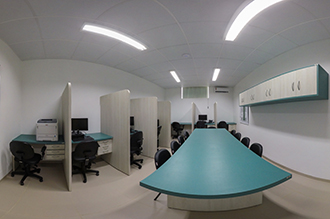 Sala dos professores - Medicina Jaú - equipada com computadores individuais para cada docente, uma impressora de última geração, armários e mesa para suporte aos professores