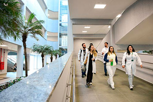 Alunos usufruem das áreas de convivência do campus de Guarujá