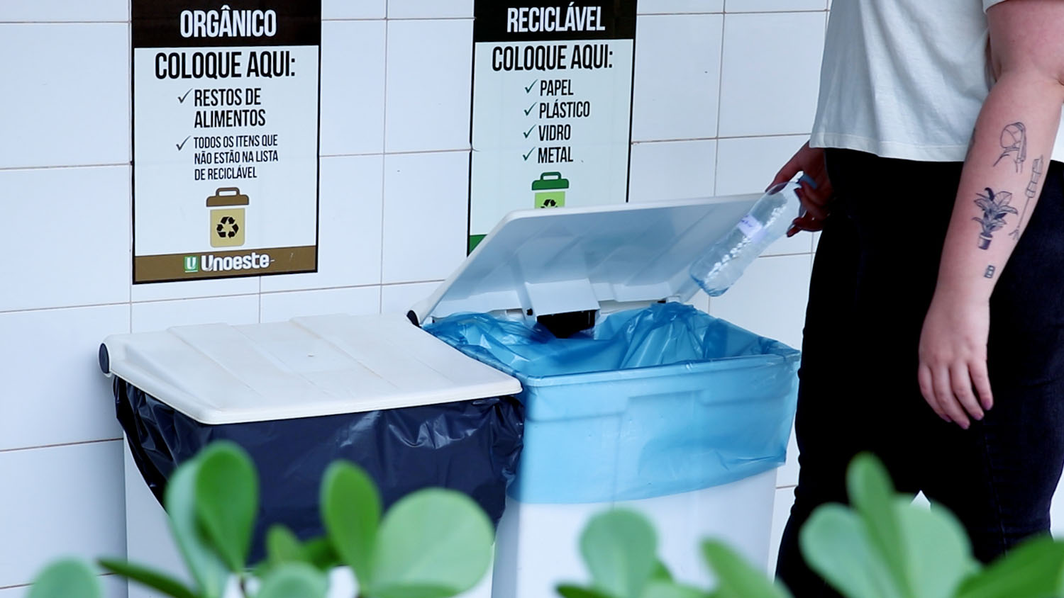 Lixeiras para materiais orgânicos e recicláveis estão por toda universidade