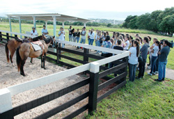 Inauguração do Centro de Reabilitação Equestre, no campus II, onde é desenvolvido o programa multidisciplinar que envolve os cursos de Fisioterapia, Fonoaudiologia, Medicina Veterinária, Psicologia e Zootecnia. Por meio da prática de hipoterapia, o tratamento gratuito é voltado para crianças e adultos com deficiências física e intelectual.