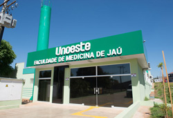 Expansão da maior universidade do oeste paulista. A Unoeste é selecionada pelo MEC para a abertura do curso de Medicina nos municípios paulistas de Jaú e Guarujá. Desde então, os trabalhos de implantação nessas cidades não pararam. Neste mesmo ano, ocorreu o lançamento oficial do Programa Unoeste Sustentável por meio do Plano de Logística Ambiental.