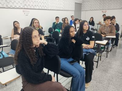 Oficina de Podcast com alunos visitantes da Feira de Profissões