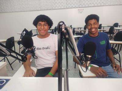 Alunos visitantes da Feira de Profissões realizaram oficinas de Podcast no laboratório de Rádio