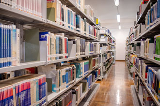 Biblioteca campus I: a Unoeste possui a maior Rede de Bibliotecas do oeste paulista, com 3 unidades somente em Presidente Prudente. Ao todo, são mais de 256 mil exemplares. Tem ainda o acervo on-line, com milhares de títulos para todas as áreas do conhecimento.