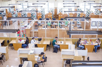 Concentração: A Rede de Bibliotecas possui em suas unidades salas para estudo individual e em grupo. A imagem acima mostra parte deste espaço na unidade do campus I