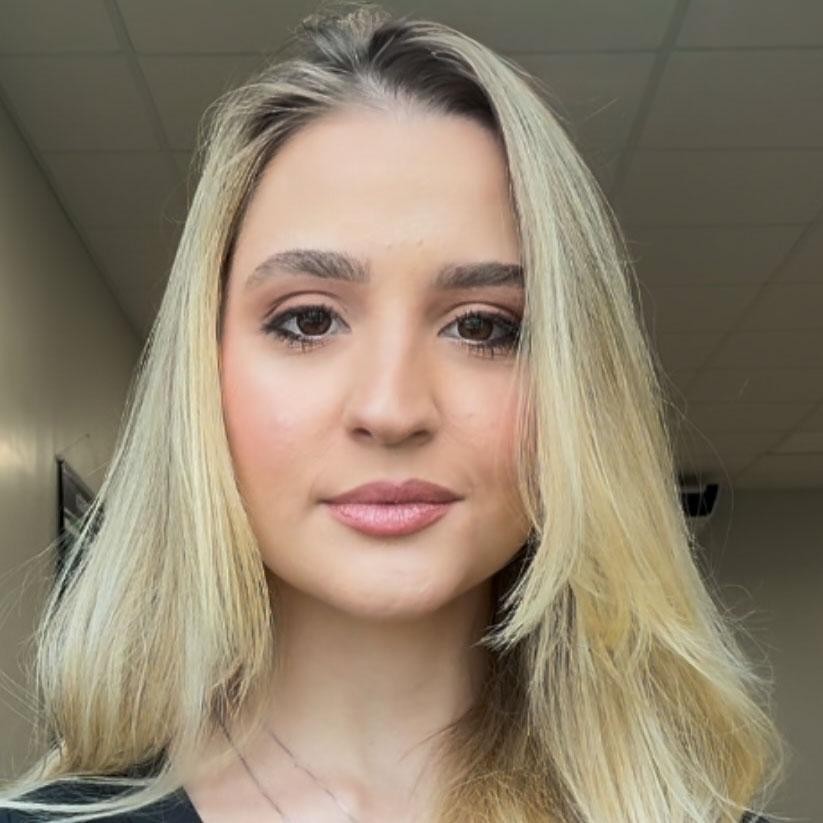Foto de Amanda, aluna por transferência de Medicina em Jaú. Ela é uma mulher branca de cabelos loiros e lisos.