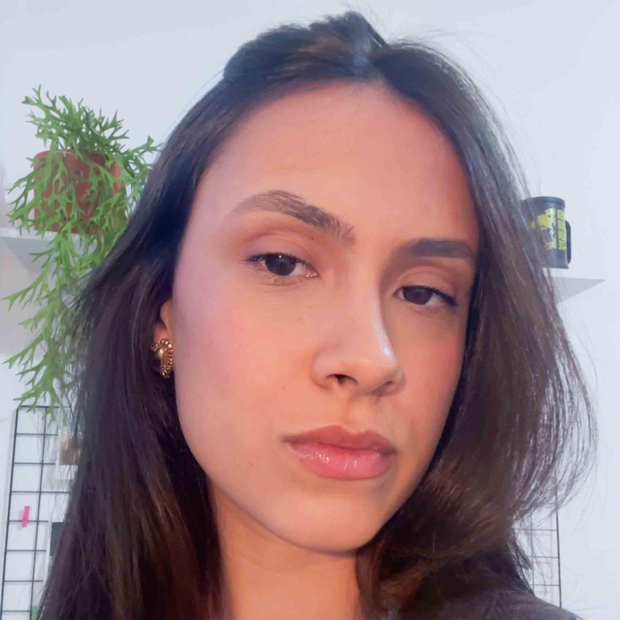 Foto de Ana Luisa, aluna de Medicina Unoeste Presidente Prudente pelo processo de transferência. Ela é uma mulher de pele clara e cabelos castanhos escuros.