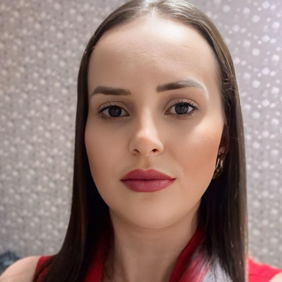 Foto de Barbara, aluna por transferência de Medicina em Presidente Prudente. Ela é uma mulher branca de cabelos castanhos e lisos.