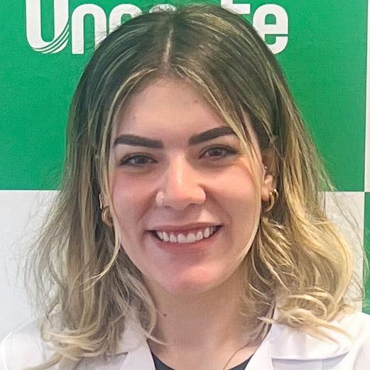 Foto de Bianca, aluna por transferência de Medicina em Guarujá. Ela é uma mulher branca, sorridente, com cabelos loiros e ondulados.