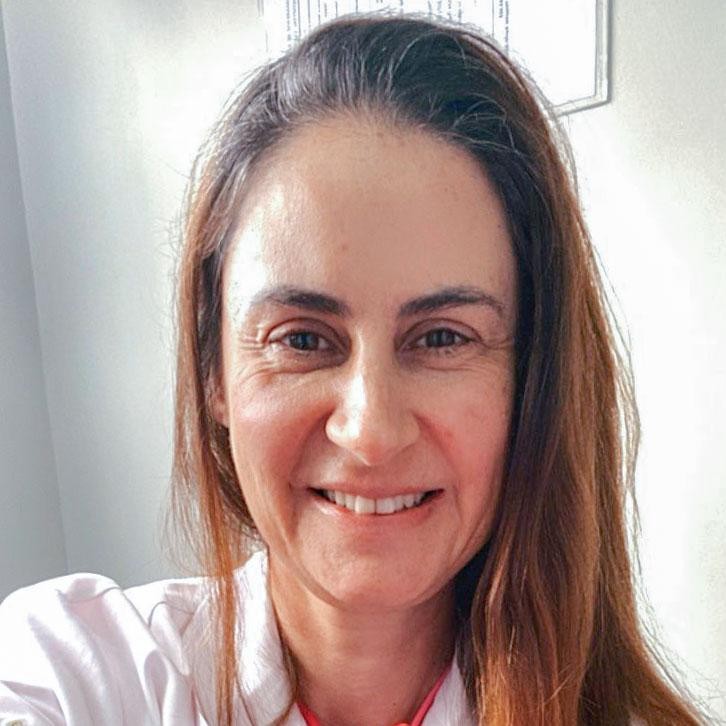 Foto de Gisele, aluna por transferência de Medicina em Guarujá. Ela é uma mulher branca, sorridente, com cabelos castanhos e lisos.