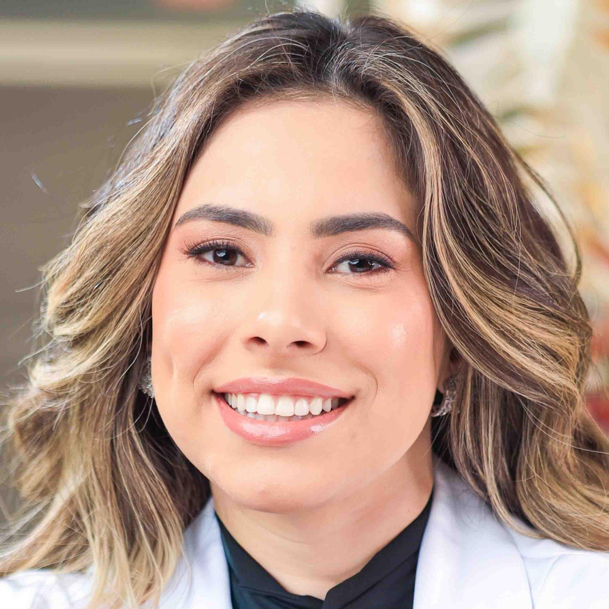Foto de Pamela, aluna de Medicina Unoeste Presidente Prudente pelo processo de transferência. Ela é uma mulher branca, sorridente, com cabelos loiros.