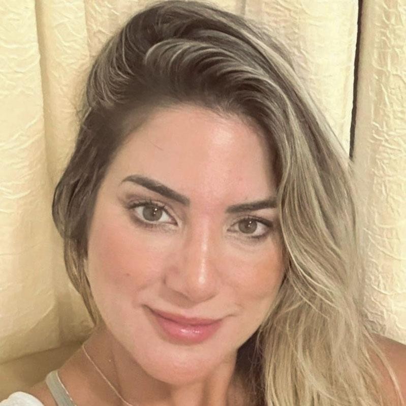 Foto de Poliana, aluna pelo processo de transferência de Medicina em Guarujá. Ela é uma mulher branca de cabelos loiros e longos.