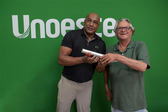 Ex-atleta olímpico visita Unoeste e entrega homenagem