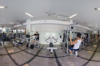 Academia de musculação: completo centro de atividade física, aparelhado com esteiras, bicicletas, elíptico e equipamentos para melhorar o desempenho do aluno 