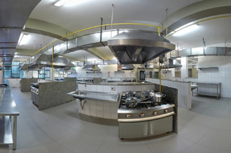 Laboratório Pedagógico Cozinha: 2 laboratórios de cozinha quente integrados e equipados com 28 fogões profissionais, 4 fornos combinados, 4 fogões grelhadores (chair-broiler), gratinadores profissionais (salamandra), câmaras de congelamento e resfriamento, 4 refrigeradores profissionais, processadores, batedeiras, termomix, termocirculador, máquina de gelo e utensílios de cozinha profissional