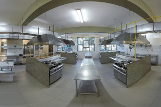 Laboratório Pedagógico Cozinha: 2 laboratórios de cozinha quente integrados e equipados com 28 fogões profissionais, 4 fornos combinados, 4 fogões grelhadores (chair-broiler), gratinadores profissionais (salamandra), câmaras de congelamento e resfriamento, 4 refrigeradores profissionais, processadores, batedeiras, termomix, termocirculador, máquina de gelo e utensílios de cozinha profissional