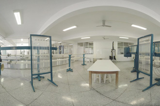 Laboratório de Hidráulica: estrutura completa com simuladores que incluem canal de água, túnel de vento, miniestação de tratamento de água e ensaio de bombas
