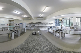 Laboratório de Panificação e Confeitaria: ambiente com temperatura controlada para elaboração e processamento de pães. Neste local, as delícias são preparadas em masseiras, batedeiras, boleadoras, fermentadora, forno de lastro, fornos industriais para pães, 4 fogões profissionais, 3 refrigeradores profissionais e máquina de sorvete 