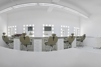 Laboratório de Habilidades Terapêuticas VI – composto por bancada para maquiagem com cadeiras hidráulicas e espelhos iluminados, bem como pincéis e produtos para maquiagem