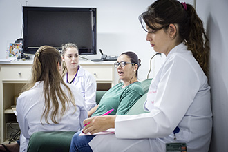 A Casa Simulada se constitui no cenário das práticas para visita domiciliar, fortalecendo os pilares da humanização no atendimento, estabelecendo um vínculo consistente entre o paciente, família e o serviço de saúde