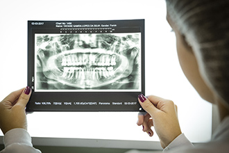 A Clínica de Radiologia Odontológica é equipada com aparelhos de raios-X analógicos, alta frequência e panorâmico. Permite aprendizado das técnicas radiológicas, diagnóstico, planejamento, tratamento e acompanhamento dos pacientes