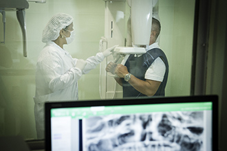 A Clínica de Radiologia Odontológica é equipada com aparelhos de raios-X analógicos, alta frequência e panorâmico. Permite aprendizado das técnicas radiológicas, diagnóstico, planejamento, tratamento e acompanhamento dos pacientes