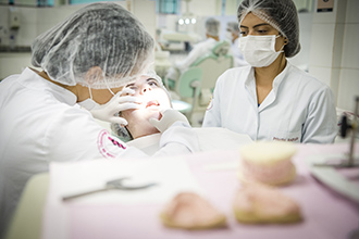 Clínicas Odontológicas: são cinco clínicas, todas com infraestrutura completa, oferecendo tratamento odontológico nas diversas especialidades, incluindo geriatria, odontobebê e pessoas com deficiência, proporcionando aos acadêmicos formação técnica, científica, humanística e ética
