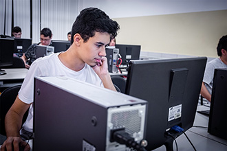 Laboratório de Métodos Computacionais e Simulação: os computadores possuem softwares específicos para a área gráfica. Os alunos utilizam para elaboração e criação de desenhos de projetos gráficos, de produtos ou de ambientes virtuais