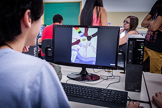 Laboratório de Métodos Computacionais e Simulação: os computadores possuem softwares específicos para a área gráfica. Os alunos utilizam para elaboração e criação de desenhos de projetos gráficos, de produtos ou de ambientes virtuais