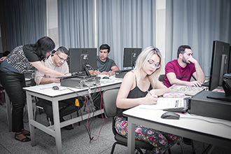 São três laboratórios informatizados para a realização do estágio supervisionado, onde os alunos conhecem a rotina forense. Além da produção de petições, eles realizam visitas monitoradas e participam de audiências reais e simuladas