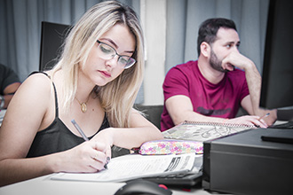 São três laboratórios informatizados para a realização do estágio supervisionado, onde os alunos conhecem a rotina forense. Além da produção de petições, eles realizam visitas monitoradas e participam de audiências reais e simuladas