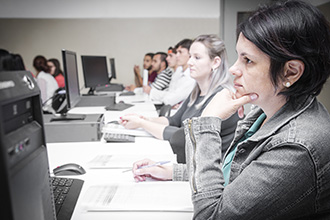 São três laboratórios informatizados para a realização do estágio supervisionado, onde os alunos conhecem a rotina forense. Além da produção de petições, eles realizam visitas monitoradas e participam de audiências reais e simuladas