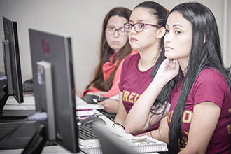 São três laboratórios informatizados para a realização do estágio supervisionado, onde os alunos conhecem a rotina forense. Além da produção de petições, eles realizam visitas monitoradas e participam de audiências reais e simuladas