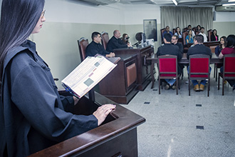 Tribunal do Júri reproduz fielmente o ambiente utilizado para julgamentos de crimes dolosos contra a vida. O espaço também sedia audiências simuladas em outras áreas, estimulando o crescimento profissional do acadêmico