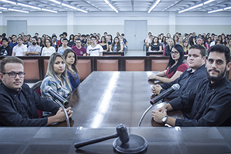 Tribunal do Júri reproduz fielmente o ambiente utilizado para julgamentos de crimes dolosos contra a vida. O espaço também sedia audiências simuladas em outras áreas, estimulando o crescimento profissional do acadêmico