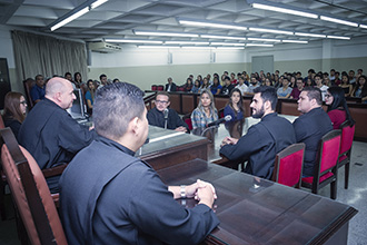 Tribunal do Júri reproduz fielmente o ambiente utilizado para julgamentos de crimes dolosos contra a vida. O espaço também sedia audiências simuladas em outras áreas, estimulando o crescimento profissional do acadêmico