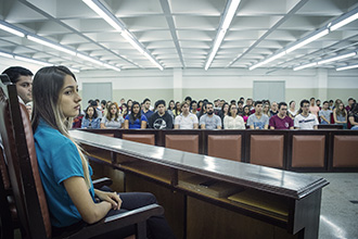 Tribunal do Júri reproduz fielmente o ambiente utilizado para julgamentos de crimes dolosos contra a vida. O espaço também sedia audiências simuladas em outras áreas, estimulando o crescimento profissional do acadêmico