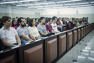 Tribunal do Júri reproduz fielmente o ambiente utilizado para julgamentos de crimes dolosos contra a vida. O espaço também sedia audiências simuladas em outras áreas, estimulando o crescimento profissional do acadêmico