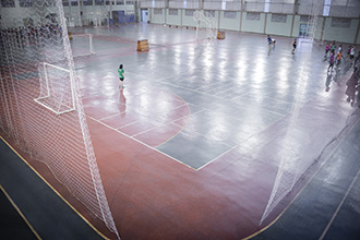 Centro Esportivo no campus II possui três quadras poliesportivas interligadas, minipista de atletismo, piscina coberta e aquecida, laboratórios, salas de aula, de lutas, dança e recreação