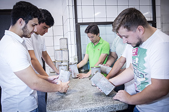 Laboratório de Materiais de Construção: possibilita aos acadêmicos a vivência prática na área, pois a integridade da estrutura de uma obra de construção civil depende dos cálculos estruturais, dos métodos construtivos e dos materiais empregados