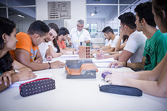 Laboratório de Materiais de Construção: possibilita aos acadêmicos a vivência prática na área, pois a integridade da estrutura de uma obra de construção civil depende dos cálculos estruturais, dos métodos construtivos e dos materiais empregados