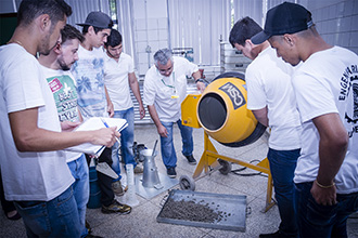 Laboratório de Materiais de Construção: possibilita aos acadêmicos a vivência prática na área, pois a integridade da estrutura de uma obra de construção civil depende dos cálculos estruturais, dos métodos construtivos e dos materiais empregados