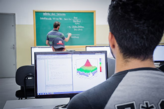 Laboratório de Métodos Computacionais e Simulação: com vasta gama de recursos computacionais, disponibiliza ferramentas de engenharia para modelagem, projeto e simulação de sistemas elétricos, mecânicos, hidráulicos, financeiros, entre outros