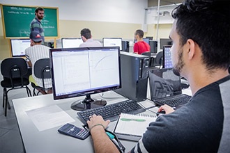 Laboratório de Métodos Computacionais e Simulação: com vasta gama de recursos computacionais, disponibiliza ferramentas de engenharia para modelagem, projeto e simulação de sistemas elétricos, mecânicos, hidráulicos, financeiros, entre outros