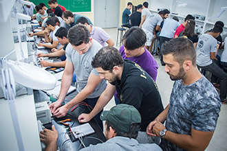 Laboratório de Telecomunicações: possui infraestrutura necessária para simulação e teste de conceitos abordados em telecomunicações, bem como equipamentos para pesquisa e desenvolvimento nas áreas de eletrônica e telecomunicações