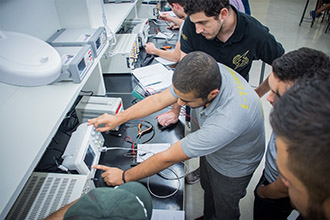 Laboratório de Telecomunicações: possui infraestrutura necessária para simulação e teste de conceitos abordados em telecomunicações, bem como equipamentos para pesquisa e desenvolvimento nas áreas de eletrônica e telecomunicações